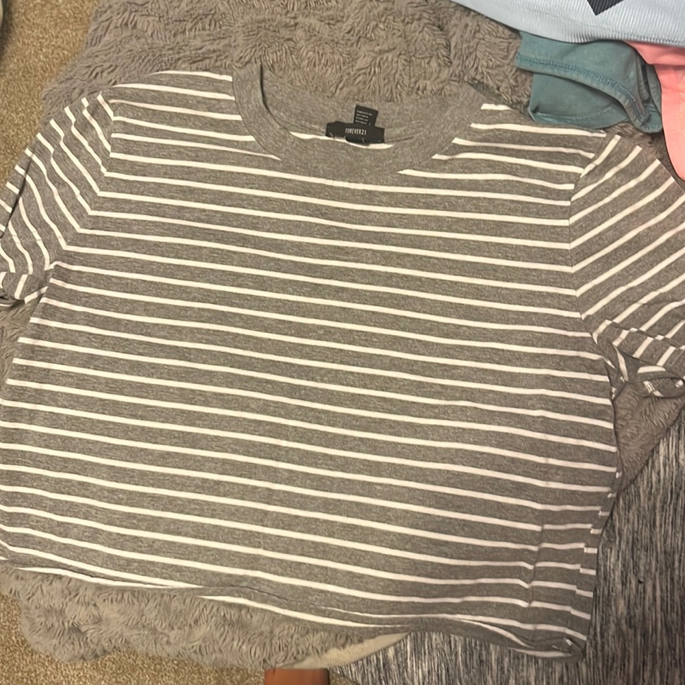Forever 21 crop t shirt
